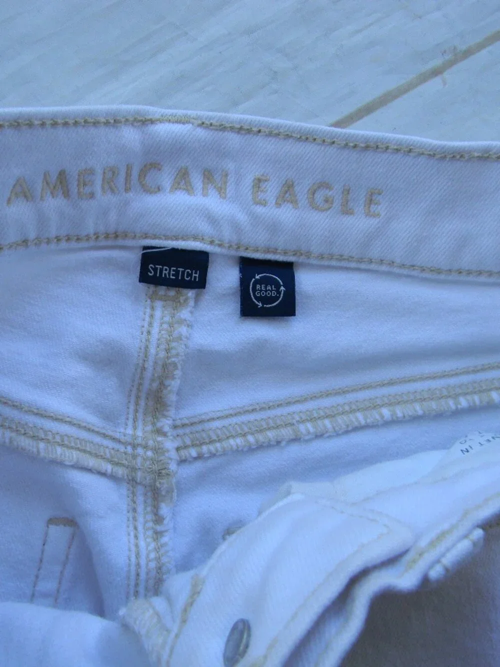AMERICAN EAGLE OFF WHITE/BEIGE CARGO JEANS 000 SHORT
